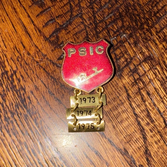 Jewelry - VTG Red PSIC Badge with Gold Accents 1973,1974 &1975
